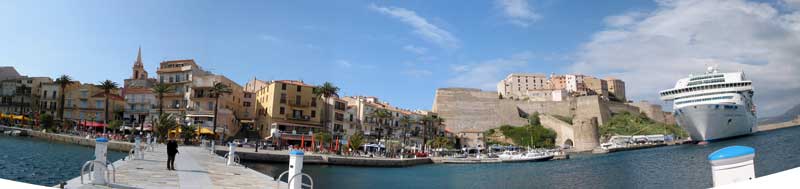 Hafenpanorama von Calvi mit Kreuzfahrtschiff und Kastell (Foto: Eichner-Ramm) Hafenpanorama von Calvi mit Kreuzfahrtschiff und Kastell (Foto: Eichner-Ramm)
