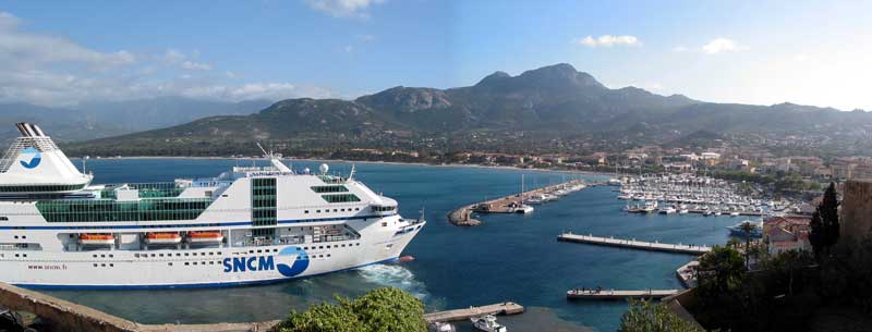 Hafenpanorama von Calvi mit Kreuzfahrtschiff und Kastell (Foto: Eichner-Ramm) Hafenpanorama von Calvi mit Kreuzfahrtschiff und Kastell (Foto: Eichner-Ramm)