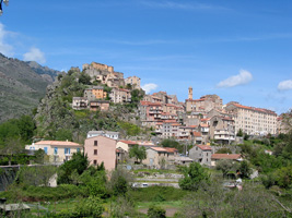 Wie ein Adlerhorst liegt die Altstadt der ehemaligen korsischen Hauptstadt auf dem Felskamm (Foto: Eichner-Ramm) Wie ein Adlerhorst liegt die Altstadt der ehemaligen korsischen Hauptstadt auf dem Felskamm (Foto: Eichner-Ramm)