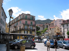 Der Place Paoli trägt den Namen des Gründers der Universität Corte (Foto: Eichner-Ramm) Der Place Paoli trägt den Namen des Gründers der Universität Corte (Foto: Eichner-Ramm)