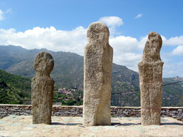 Menhire neben der Pfarrkirche von Piève (Foto: Eichner-Ramm) Menhire neben der Pfarrkirche von Piève (Foto: Eichner-Ramm)