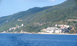 Die Kl&ouml;ster des Athos liegen zum Teil in Sichtweite beinander. Frauen k&ouml;nnen sie indes nur vom Boot aus betrachten.