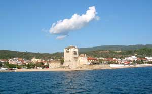 Blick auf die &raquo;Himmelsstadt&laquo; Ouranoupoli mit ihrem gut erhaltenen byzantinischen Turm