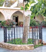 Marmors&auml;ule im Innenhof des Klosters Kera Kardiotissas