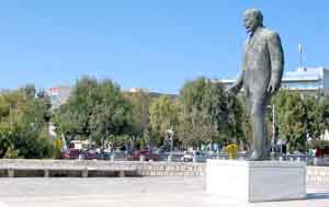 Elftherios Venizelos wacht &uuml;ber den Verkehr am Platz, der seinen Namen tr&auml;gt