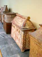 Ton-Sarkopharge im Arch&auml;ologischen Museum