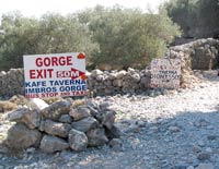 Werbeschilder zeigen das Ende der Imbros-Schlucht an