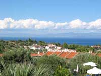 Blick &uuml;ber die D&auml;cher der Appartementanlagen von Kriopigi