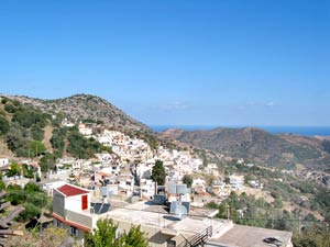 Blick auf den Bergort Rogdia