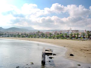 An den venezianischen Hafen schlie&szlig;t sich Rethimnos Stadtstrand an