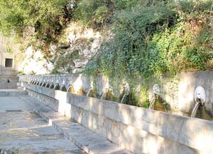 Wahrzeichen von Spili: L&ouml;wenbrunnen auf dem Dorfplatz
