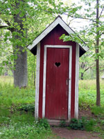 WC-Häuschen beim Herrenhaus von Ungurmuiza (Foto: Eichner-Ramm) WC-Häuschen beim Herrenhaus von Ungurmuiza (Foto: Eichner-Ramm)