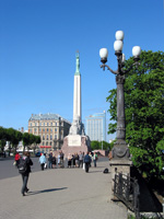 Über die Brivibas-Brücke mit der Freiheitsstatue gelangt man in die Neustadt (Foto: Eichner-Ramm) Über die Brivibas-Brücke mit der Freiheitsstatue gelangt man in die Neustadt (Foto: Eichner-Ramm)