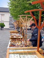 Bernstein-Verkäufer am Theaterplatz (Foto: Eichner-Ramm) Bernstein-Verkäufer am Theaterplatz (Foto: Eichner-Ramm)