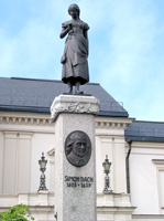 Simon-Dach-Denkmal mit dem Ännchen von Tharau vor dem Theater (Foto: Eichner-Ramm) Simon-Dach-Denkmal mit dem Ännchen von Tharau vor dem Theater (Foto: Eichner-Ramm)