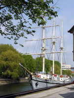 Dreimaster mit Liegeplatz auf der Dané (Foto: Eichner-Ramm) Dreimaster mit Liegeplatz auf der Dané (Foto: Eichner-Ramm)