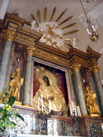 Wallfahrtsstätte – Weiße Madonna im Tor der Morgenröte (Foto: Eichner-Ramm) Wallfahrtsstätte – Weiße Madonna im Tor der Morgenröte (Foto: Eichner-Ramm)