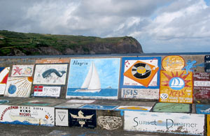 Kunstwerke auf Beton: Die Marina von Horta gleicht einer Galerie (Foto: Eichner-Ramm) Kunstwerke auf Beton: Die Marina von Horta gleicht einer Galerie (Foto: Eichner-Ramm)