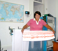 Zeigt Aufzeichnungen von Erdst&ouml;&szlig;en: Observat&oacute;rio-Mitarbeiterin Olivia Branco