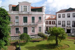 Typische Altstadt-Architektur in Horta (Foto: Eichner-Ramm) Typische Altstadt-Architektur in Horta (Foto: Eichner-Ramm)