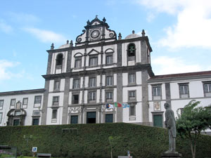 Die Igreja de São Salvador oberhalb des Largo Duque D’Avila e Bolama wird vom Horta-Museum und dem Rathaus der Stadt flankiert (Foto: Eichner-Ramm) Die Igreja de São Salvador oberhalb des Largo Duque D’Avila e Bolama wird vom Horta-Museum und dem Rathaus der Stadt flankiert (Foto: Eichner-Ramm)