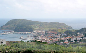 Blick auf Faials Hauptstadt Horta mit dem Monte da Guia, der die Caldeira do Inferno umgibt (Foto: Eichner-Ramm) Blick auf Faials Hauptstadt Horta mit dem Monte da Guia, der die Caldeira do Inferno umgibt (Foto: Eichner-Ramm)