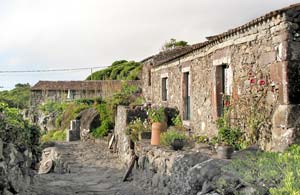 Als stilvolle Ferienhäuser hergerichtet: das einst verlassene Dorf Cuada (Foto: Eichner-Ramm) Als stilvolle Ferienhäuser hergerichtet: das einst verlassene Dorf Cuada (Foto: Eichner-Ramm)