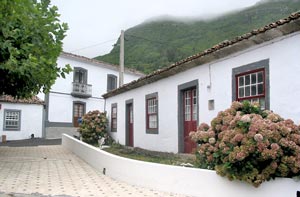 Am Dorfplatz Rossio von Fajãzinha (Foto: Eichner-Ramm) Am Dorfplatz Rossio von Fajãzinha (Foto: Eichner-Ramm)