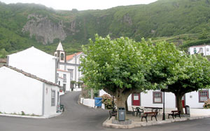 Dreieckiger Dorfplatz Rossio von Fajãzinha (Foto: Eichner-Ramm) Dreieckiger Dorfplatz Rossio von Fajãzinha (Foto: Eichner-Ramm)