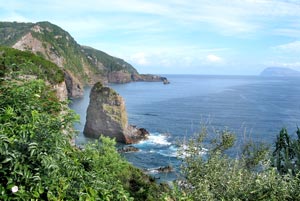 Blick auf die Küste bei Fazendas de Santa Cruz mit Corvo am Horizont (Foto: Eichner-Ramm) Blick auf die Küste bei Fazendas de Santa Cruz mit Corvo am Horizont (Foto: Eichner-Ramm)