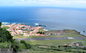 Blick auf Santa Cruz das Flores – im Vordergrund die Landebahn des Insel-Flughafens Blick auf Santa Cruz das Flores – im Vordergrund die Landebahn des Insel-Flughafens