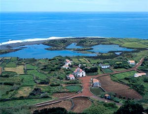 Blick auf die Faj&atilde; dos Cubres mit ihrem See (Foto: ATA / Associa&ccedil;&atilde;o de Turismo dos A&ccedil;ores)