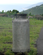 Milchkanne am Stra&szlig;enrand bei Loural Sedunda (Foto: Eichner-Ramm)