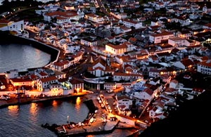 Blick auf das abendliche Velas (Foto: ATA / Associa&ccedil;&atilde;o de Turismo dos A&ccedil;ores)
