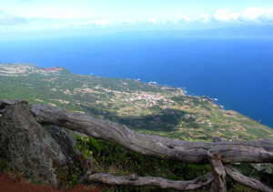 &Uuml;ber Pra&iacute;nha hinweg schweift der Blick die Nordk&uuml;ste Picos entlang. Am Horizont ist die Insel S&atilde;o Jorge zu sehen. (Foto: Eichner-Ramm))