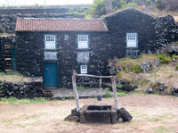 Haus aus Lavasteinen in Porto Cachorro (Foto: Eichner-Ramm)