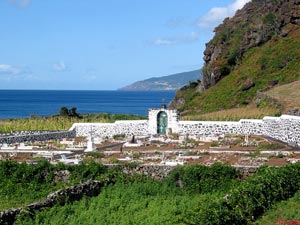 Friedhof mit K&uuml;stenblick bei Calheta des Nesquim (Foto: Eichner-Ramm)