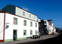 H&auml;user am Hafen von Lajes do Pico (Foto: Eichner-Ramm)