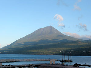 Freie Sicht von Lajes do Pico aus auf den m&auml;chtigen Berg Pico (Foto: Eichner-Ramm)