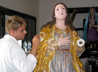 In einem Nebenzimmer der Igreja Matriz de Santa Maria Madalena: Restaurierungsarbeiten an Heiligen Magdalena (Foto: Eichner-Ramm)