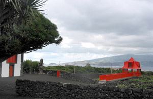 Roter Pavillon auf dem Gel&auml;nde des Weinmuseums in Madalena (Foto: Eichner-Ramm)
