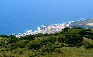 Ausblick: Tief unten an der K&uuml;ste liegt das &Ouml;rtchen Santo Amaro (Foto: Eichner-Ramm)