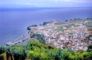 Inselhauptstadt mit Landebahn: Vila do Corvo (Foto: Direc&ccedil;&atilde;o Regional de Turismo dos A&ccedil;ores)