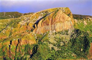 Geologische Besonderheit: Rocha dos Bordões (Foto: Direcção Regional de Turismo dos Açores) Geologische Besonderheit: Rocha dos Bordões (Foto: Direcção Regional de Turismo dos Açores))