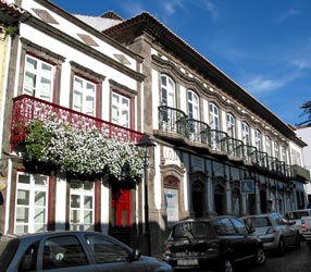 Altstadtgasse mit schönen Fassaden und schmucken Balkonen (Foto: Eichner-Ramm) Altstadtgasse mit schönen Fassaden und schmucken Balkonen (Foto: Eichner-Ramm)