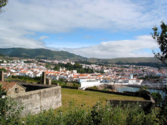 Blick vom Monte Brasil hinunter auf die Altstadt von Angra do Heroísmo (Foto: Eichner-Ramm) Blick vom Monte Brasil hinunter auf die Altstadt von Angra do Heroísmo (Foto: Eichner-Ramm)
