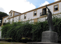 Statue von Jo&atilde;o Baptista Machado vor dem Gouverneurspalast (Foto: Eichner-Ramm)