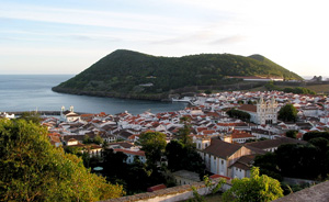 Blick &uuml;ber die Altstadt auf den Monte Brasil (Foto: Eichner-Ramm)