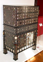 M&ouml;belst&uuml;ck mit Intarsienarbeit: Exponat im Museum von Angra (Foto: Eichner-Ramm)