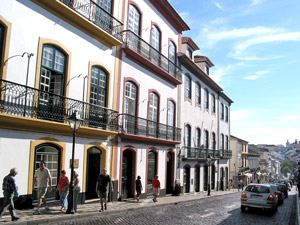 Hauptverkehrs- und Einkaufsstra&szlig;e: Rua da S&eacute; (Foto: Eichner-Ramm)